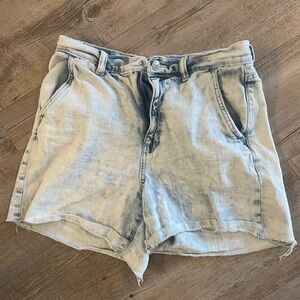 American Eagle -Mom short - light acid wash, high waisted Denim Women's Shorts